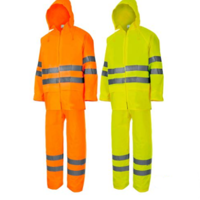 Dois fatos de trabalho alta visibilidade, um laranja e um amarelo, com faixas refletoras cinzentas.