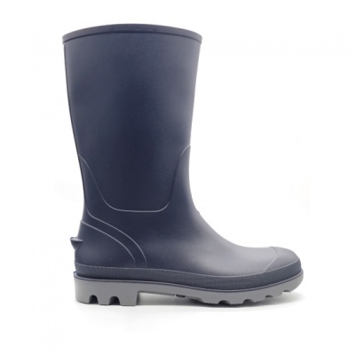 Bota de borracha preta com sola cinza e cano alto