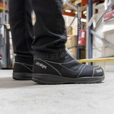 Ténis de segurança pretos com textos ultralight e formax usados numa armazém