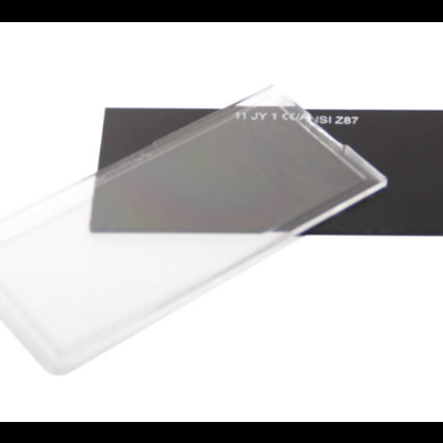 Caixa de plástico transparente sobre cartão preto com texto branco