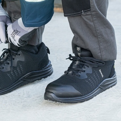 Calçado de segurança preto com sola preta e luvas de proteção cinza e preta