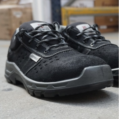 Sapatos pretos com sola grossa e etiqueta Lowalt