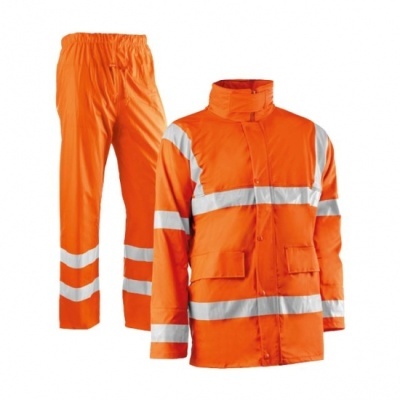 Conjunto de roupa de trabalho impermeável laranja com faixas refletoras cinzentas.