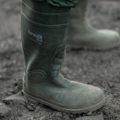 Bota de borracha verde escura forwalk WELLYS em chão de terra