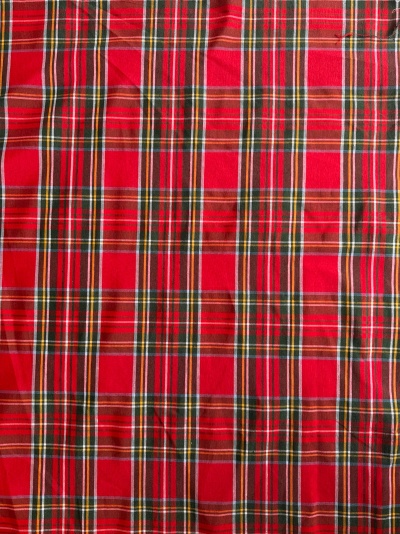 Tecido xadrez vermelho, verde, dourado, castanho e branco com textura lisa e vincos