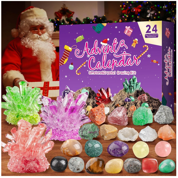 Calendário de advento - pedras preciosas pedras naturais Kit de crescimento de cristais e pedras preciosas com caixa roxa e cristais coloridos em mesa de madeira e Pai Natal ao fundo