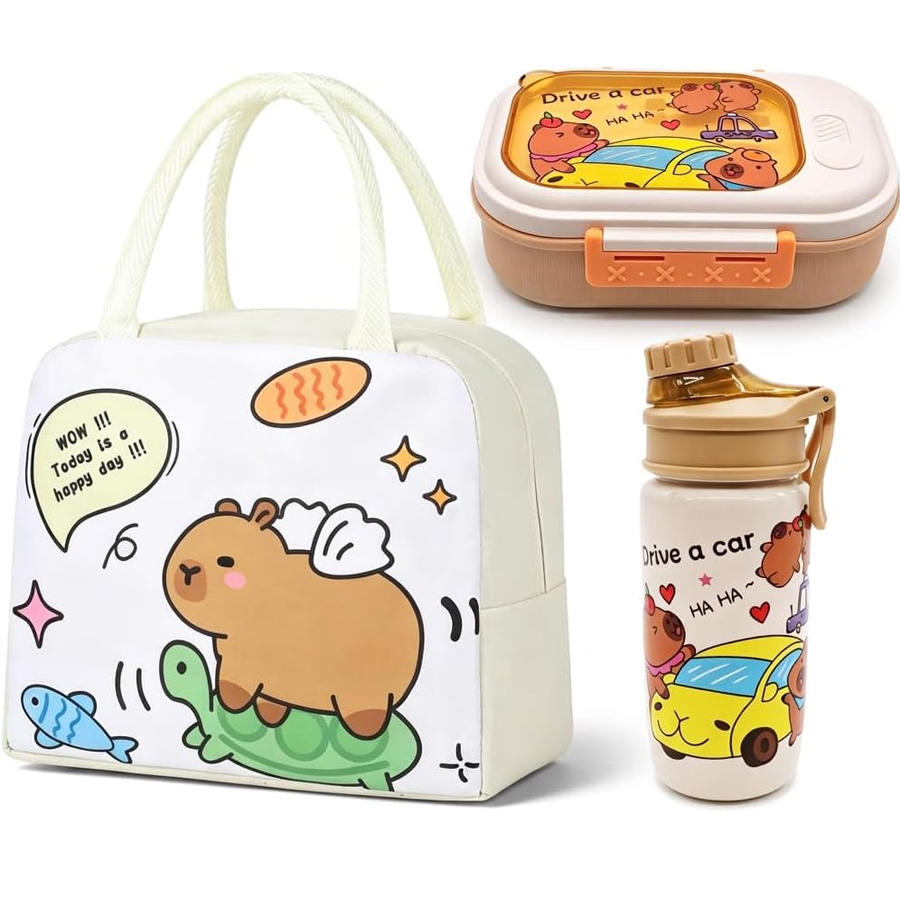 Conjunto Capivara Branca - Lancheira + garrafa + sanduicheira Conjunto infantil com bolsa, garrafa e marmita com desenhos coloridos de urso, tartaruga e carro.