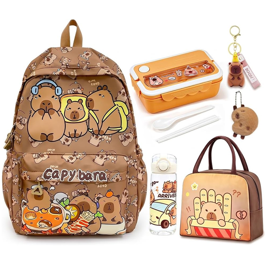 Conjunto Escolar Capivara - Mochila + lancheira + garrafa + sanduicheira + porta-chaves Conjunto com mochila castanha, marmita laranja, garrafa e mala pequenas, todos com desenhos de capivaras.