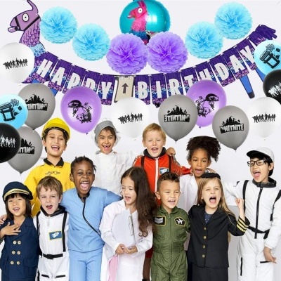 Decoração colorida de festa de aniversário com balões e faixas temática de Fortnite