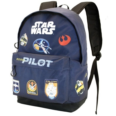 Mochila azul escura com estampas coloridas e textos STAR WARS e REBEL PILOT
