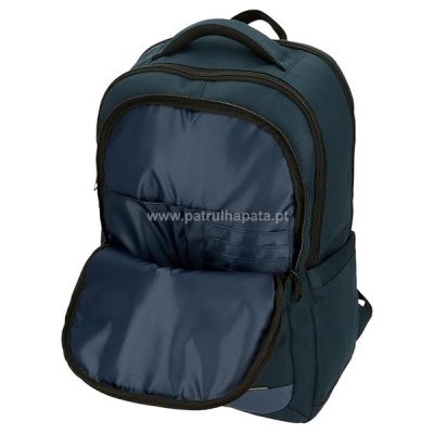 Mochila azul escuro com compartimento aberto mostrado por dentro