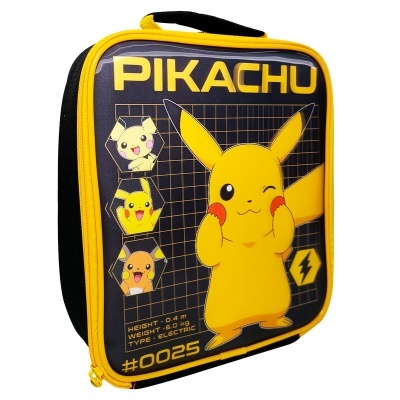 Mochila preta e amarela com imagem de Pikachu e texto relacionado