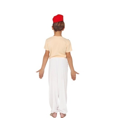 Criança de costas usando chapéu vermelho, t-shirt bege e calças largas brancas
