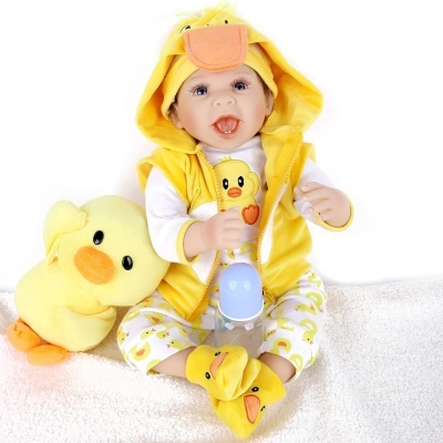 Boneca bebé com roupa de pato e peluche de patinho amarelo