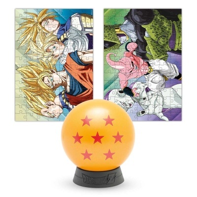 Conjunto com dois puzzles de personagens de anime e uma esfera laranja com sete estrelas vermelhas sobre base preta