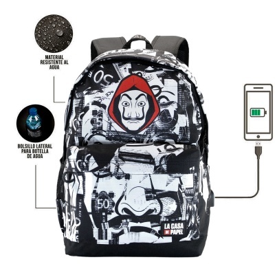 Mochila preta e branca com padrão gráfico e logótipo 'LA CASA DE PAPEL' e porta USB