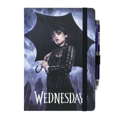 Caderno com capa ilustrada de personagem com guarda-chuva preto e texto Wednesday