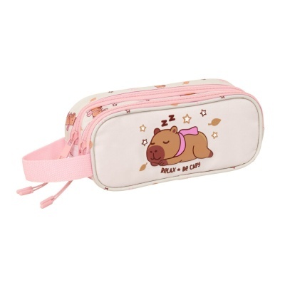 Estojo retangular bege claro com ursos e estrelas, fecho e alça rosa, desenho de urso a dormir e texto RELAX * BE CAPY