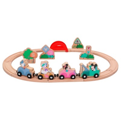 Brinquedo de pista de madeira com carros e sinais coloridos