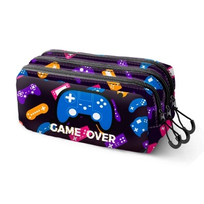 Estojo preto com estampado de comandos de videojogo coloridos e texto GAME OVER