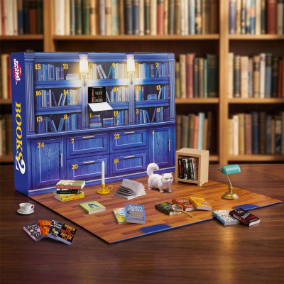 Calendário de advento em forma de estante azul com livros e números amarelos, em superfície de madeira com objetos em miniatura.