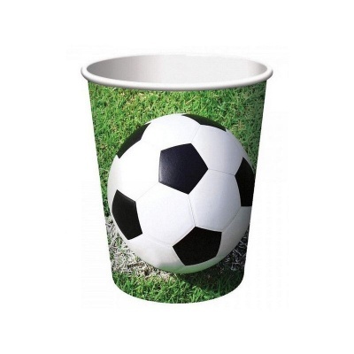 Copo de papel com imagem de bola de futebol sobre relvado