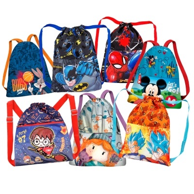 Sete mochilas de tecido com desenhos infantis variados e cores diferentes
