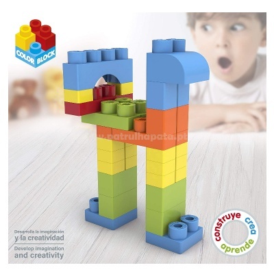 Blocos de construção coloridos empilhados com criança surpresa ao fundo