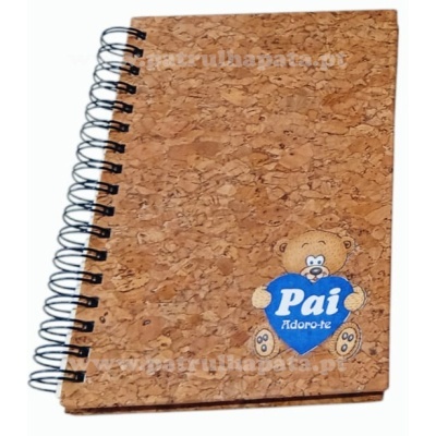Caderno com capa de cortiça e ursinho segurando coração azul com texto