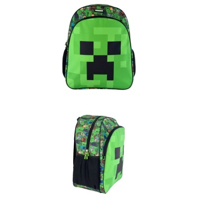 Mochila verde com rosto pixelado preto e estampas de personagens coloridos nas laterais.