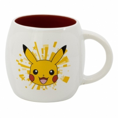 Caneca branca com interior vermelho e rosto do Pikachu amarelo no exterior