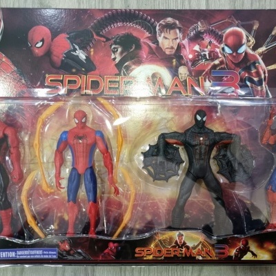 Conjunto de bonecos Spider-Man em embalagem com fundo ilustrado