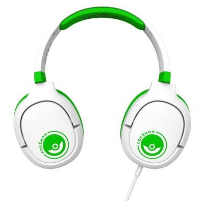 Headphones brancos e verdes com logótipo POKÉMON nas orelheiras
