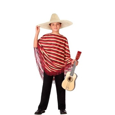 Criança com poncho às riscas e chapéu de palha a segurar violão pequeno