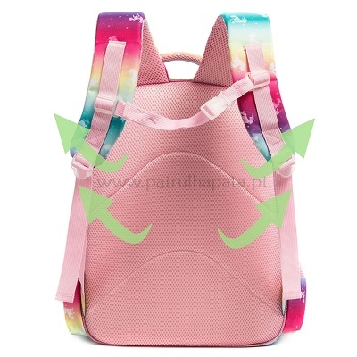 Mochila rosa clara com alças coloridas e suporte de costas