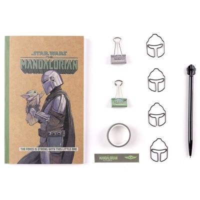 Conjunto de papelaria Star Wars Mandalorian com caderno, clips metálicos, anel, marcadores em forma de capacete e lápis preto.