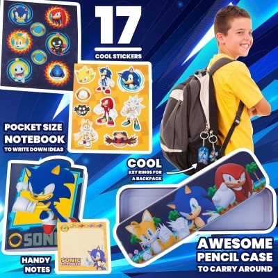 Produtos Sonic para crianças, incluindo autocolantes, bloco de notas, estojo de lápis e mochila com etiquetas, num fundo azul.