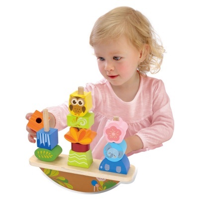 Brinquedo de madeira colorido com blocos de empilhar e criança a brincar