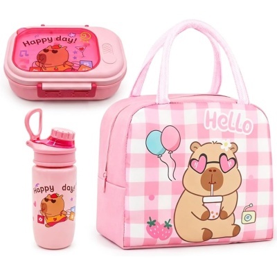 Conjunto infantil rosa com saco térmico, lancheira e garrafa com desenho de urso e texto Happy day