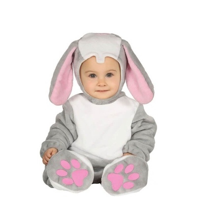 Bebé vestido com fantasia de coelho cinzenta, branca e rosa sentado