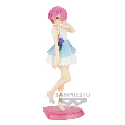 Figura colecionável de personagem anime com cabelo rosa, vestido branco e azul, base rosa