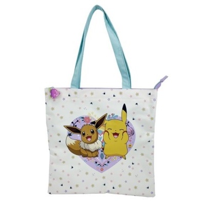 Saco em tecido branco com alças azuis e estampagem dos Pokémon Eevee e Pikachu