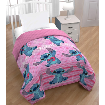 Edredão rosa com personagens Stitch azul em cama individual