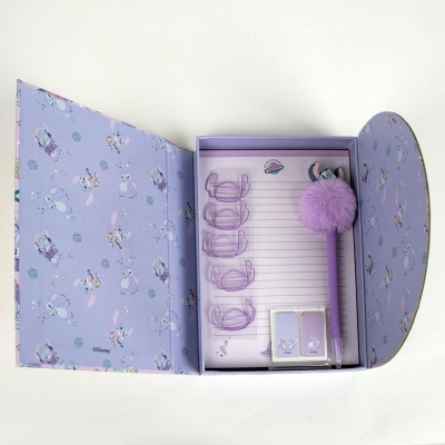 Conjunto de papelaria lilás com bloco, caneta com pompom, clips e post-its dentro de caixa decorada