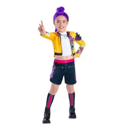 Criança com roupa colorida e cabelo roxo em fundo branco