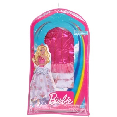 Vestido Barbie em embalagem plástica com imagem de boneca, texto e fundo colorido