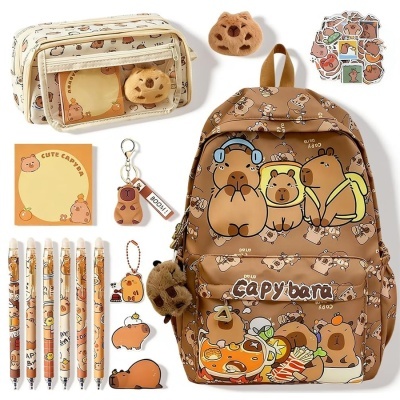 Conjunto escolar com mochila, estojo, canetas, chaveiros e blocos com desenhos de capivaras.