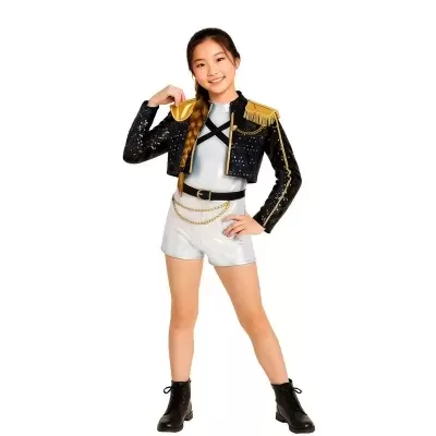 Roupa de criança dança com casaco preto brilhoso e detalhes dourados, shorts prata brilhantes e botas pretas.