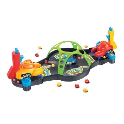 Conjunto de jogo infantil colorido com pistolas, bolas pequenas e estrutura central com etiqueta Sunball