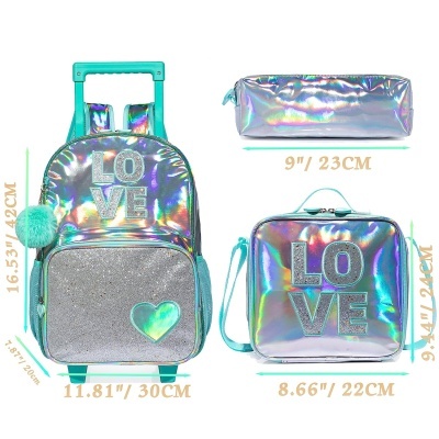 Conjunto holográfico de mochila com rodas, lancheira e estojo com palavras 'LOVE' e detalhes brilhantes